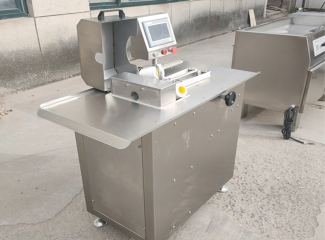 Sausage tying machine